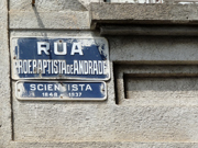 Na rua lateral, detalhe do tempo em que as ruas haviam identificação de quem foi a pessoa que dá nome ao logradouro.