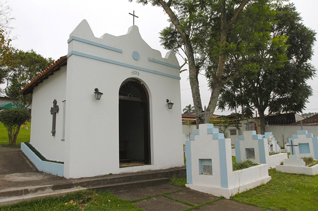 Nesta foto: a capela do cemitério e sepultura próxima