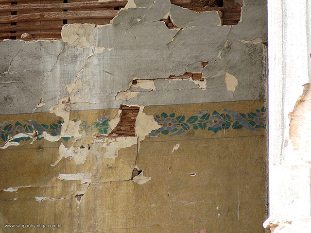 Detalhe do andar superior, com destaque ao material construtivo e papel de parede (clique para ampliar)