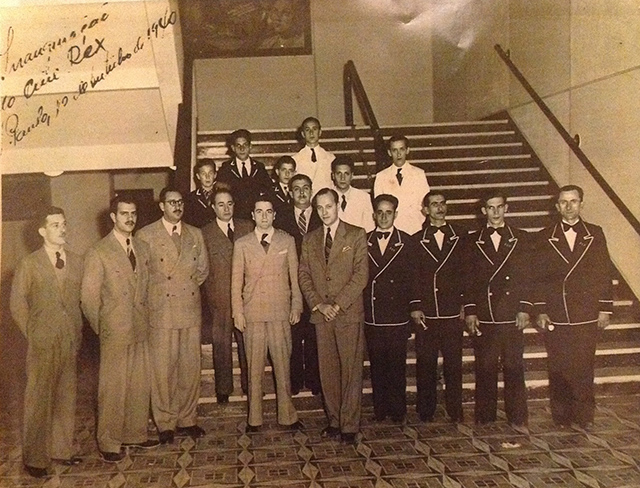 Equipe do Cine Rex e os irmãos Taddeo no centro da foto em 10/10/1940.