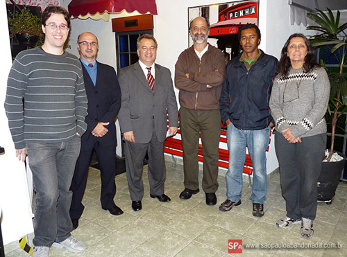 Cássio Freire, subprefeito da Penha, é o terceiro da esquerda para a direita.