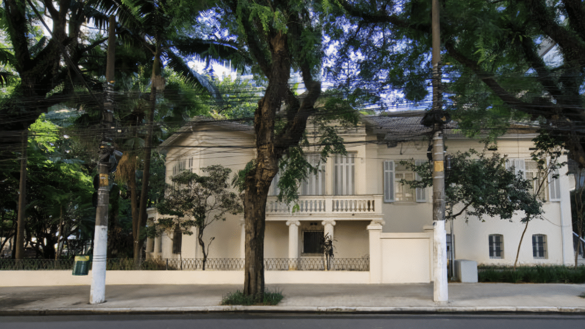 Perfil de uma dona de casa muito triste, sentada na cadeira da