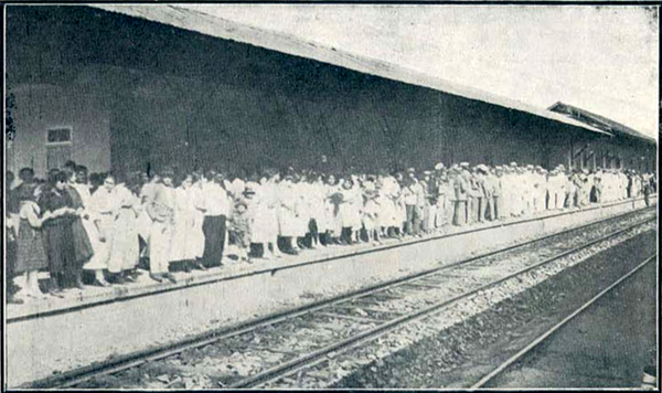 Uma multidão aguarda na estação a chegada do empresário Félix Guisard em 1919.