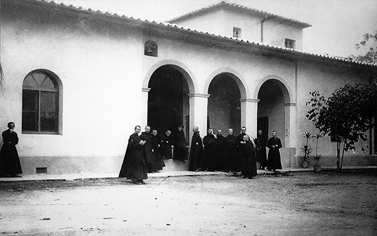 Na foto, Monges do Mosteiro de São Bento visitam o Sítio Morrinhos, em 1928 (clique para ampliar).