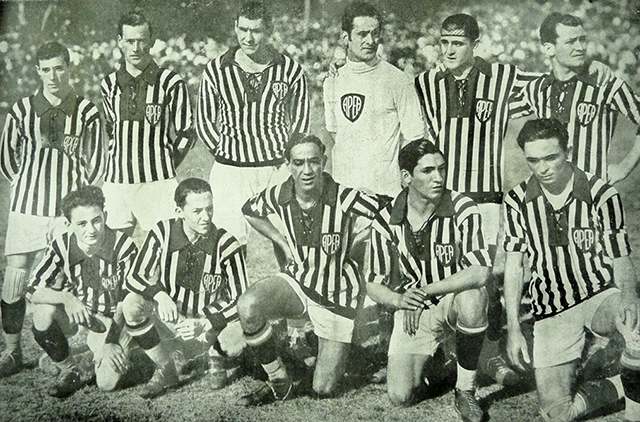 Tuffy (de branco) como goleiro da Seleção Paulista (clique para ampliar). 