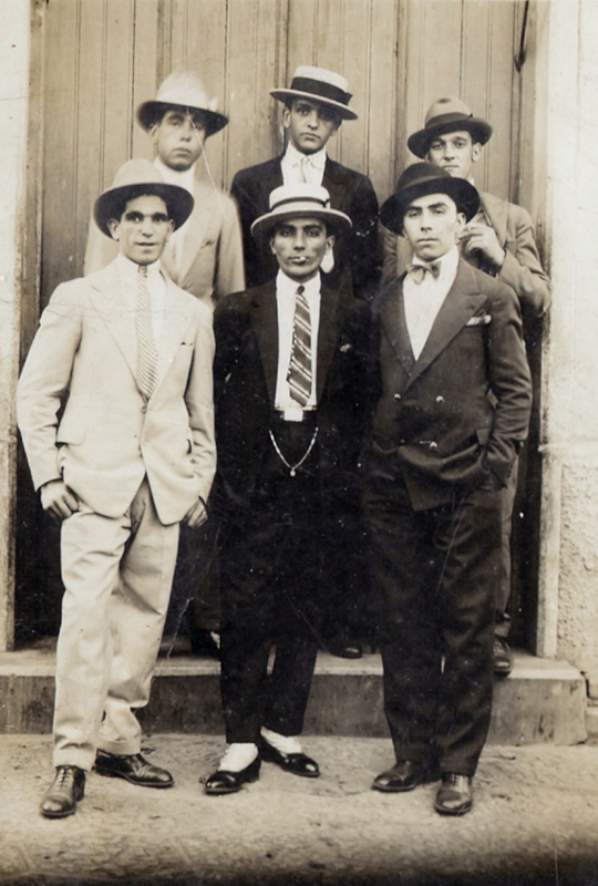 Grupo de amigos, entre eles meu avô materno em 1928.