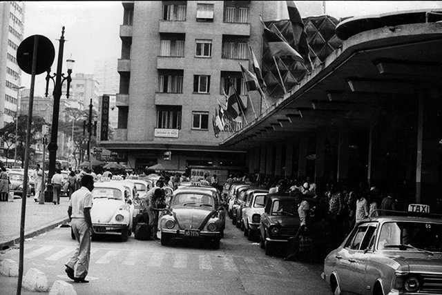 O caótico ponto de táxis das rodoviária na década de 70 (clique na foto para ampliar).