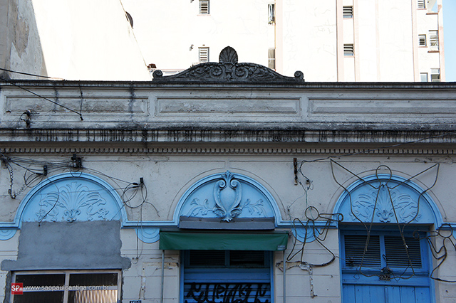 Felizmente a fachada ainda está bem preservada (clique na foto para ampliar).