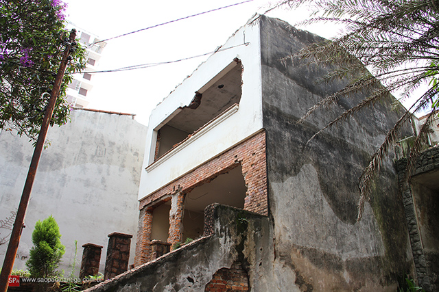 Uma das várias casas da Rua Topázio que foram demolidas recentemente (clique para ampliar).