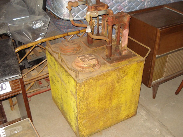 Bomba antiga à venda em antiquario (clique na foto para ampliar)