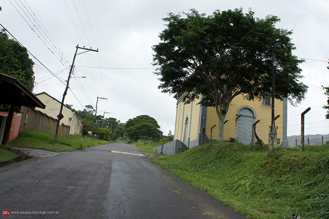 A rua principal de Entre Montes atualmente / Clique na foto para ampliar.