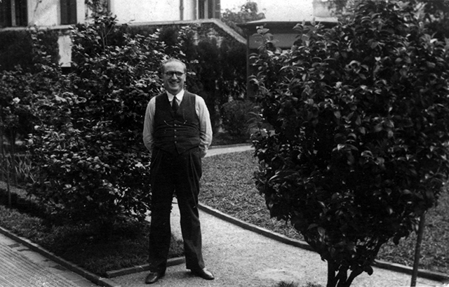 Na foto, Nicolau Schiesser no jardim de sua residência (anos 1940).