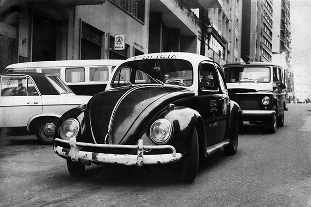 Uma viatura de Santo André, ao fundo uma Rural da Polícia (anos 60)