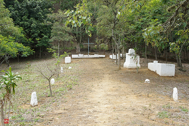 Uma vista mais aberta do cemitério abandonado (clique na foto para ampliar).