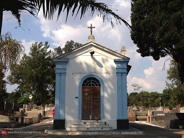 Na foto, a capela do Cemitério de Santo Amaro (clique para ampliar).