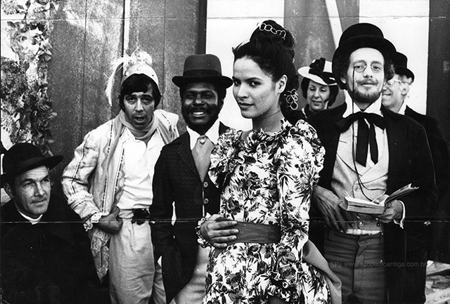 No centro da foto, a atriz Célia Helena, interpretando Severina Borges (clique para ampliar).