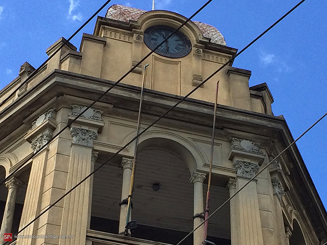 Detalhe da fachada (clique na foto para ampliar).