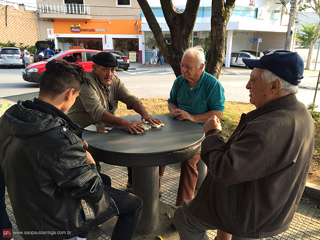 Uma partida de dominó na praça, típico da Vila Zelina (clique para ampliar).