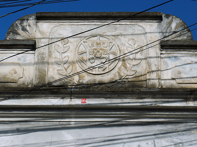 Um escudo português na fachada (clique para ampliar).