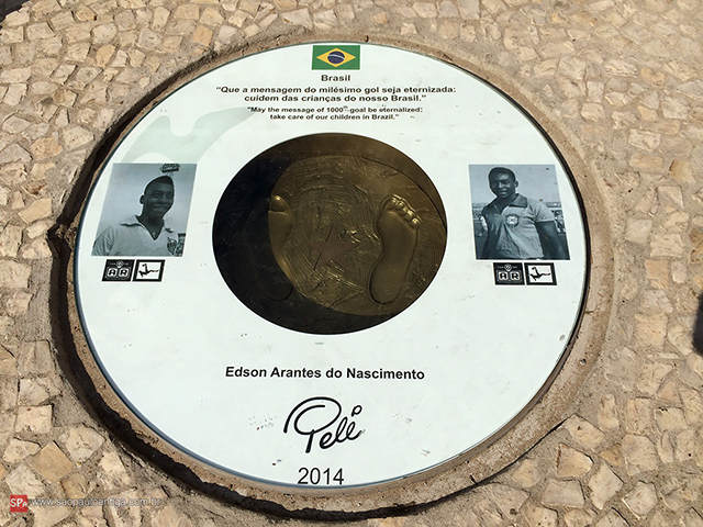 As pegadas de Pelé, agora eternas (clique na foto para ampliar).
