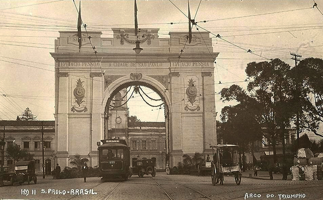 O Arco do Triunfo paulistano em agosto de 1921 (clique para ampliar).