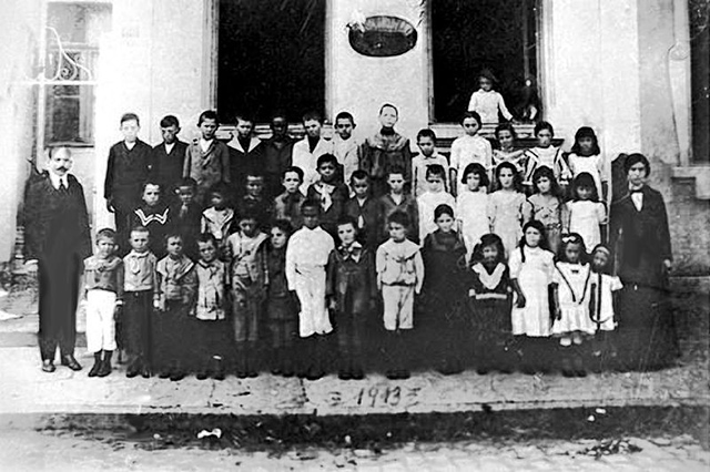 João Penteado e seus alunos em 1913 (ele é o homem à esquerda).