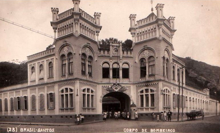 O Corpo de Bombeiros pouco depois de inaugurado em 1909 (clique na foto para ampliar).