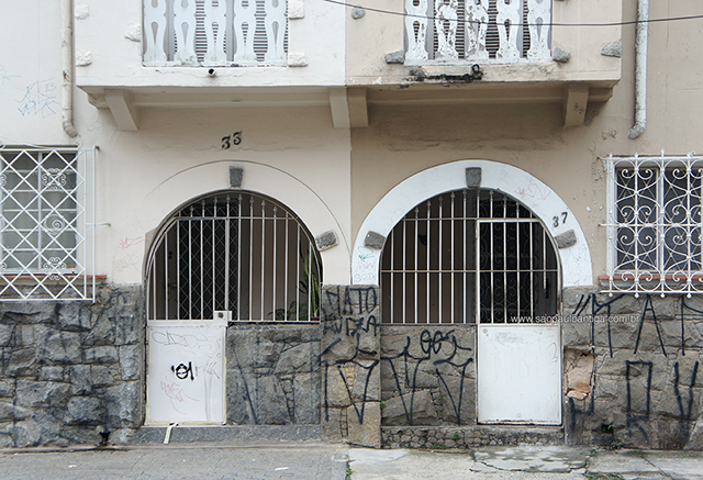 Detalhe de duas residências na rua Raul Pompeia (clique para ampliar).
