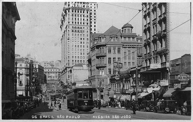 Avenida São João década de 30, a Delegacia Fiscal aparece à direita (clique na foto para ampliar)