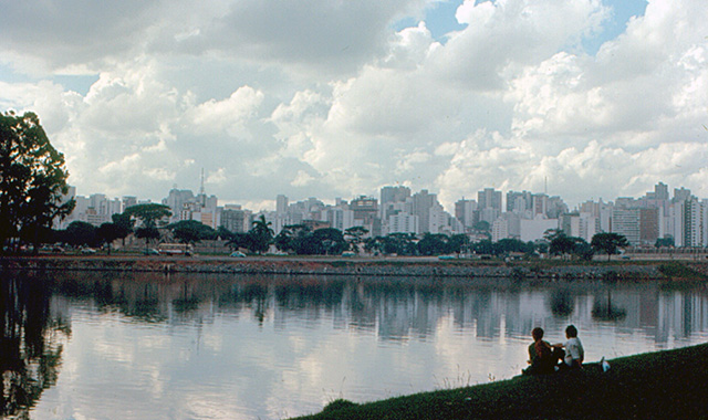 O Parque do Ibirapuera, com o skyline da cidade ao fundo (clique para ampliar).