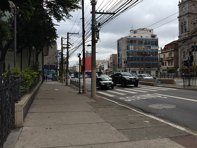 A mesma calçada e local da foto de 1939 (clique para ampliar)