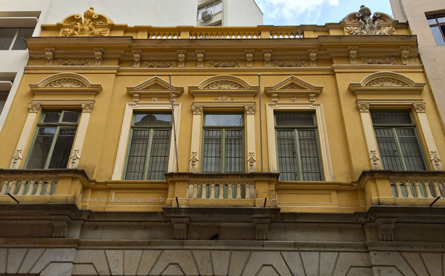 Detalhe da fachada (clique na foto para ampliar).