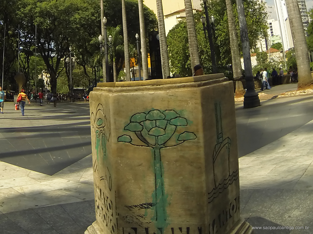 Marco Zero é restaurado na Praça da Sé após ter sido derrubado por caminhão, São Paulo