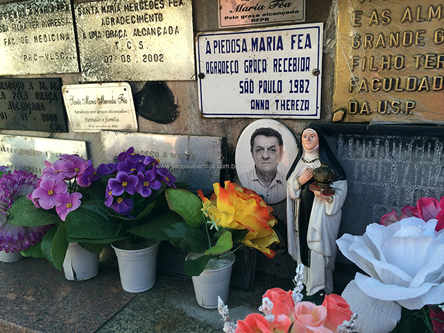 Placas de graças alcançadas no túmulo de Maria Fea (clique para ampliar)