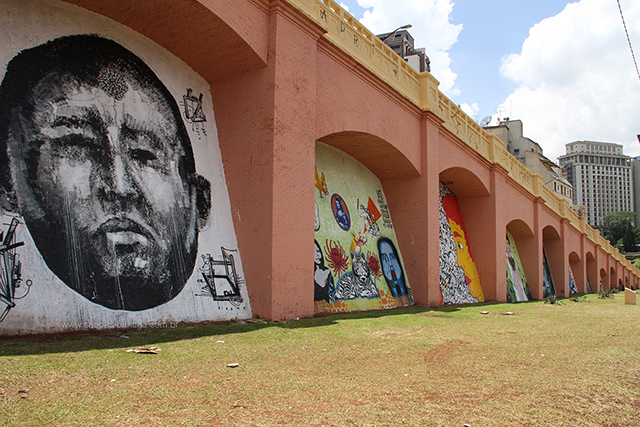 No grafite esquerdo, o que parece ser o ditador falecido da Venezuela, Hugo Chavez (clique para ampliar)