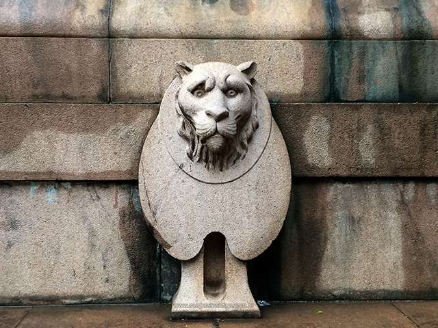 Um dos quatro leões que adornam o monumento (clique na foto para ampliar)