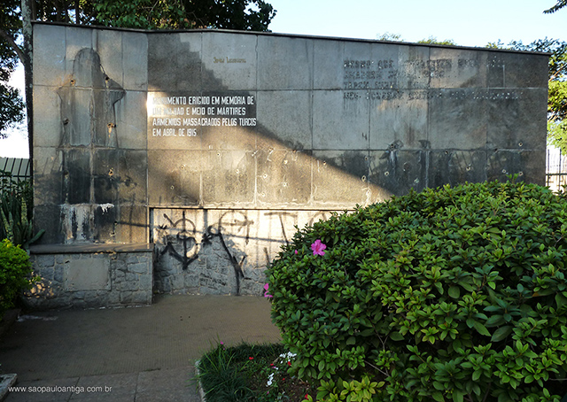 O monumento em 2009 (clique para ampliar)
