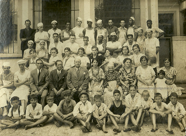 Nicola Infante (centro) junto de familiares e funcionários da Bela Vista em 1934
