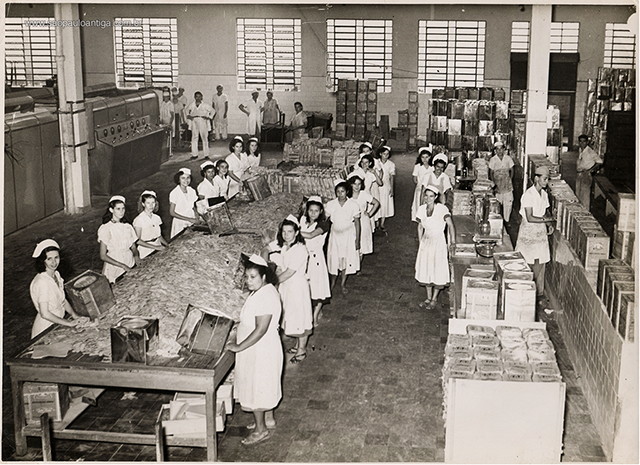 Fábrica e funcionárias da fábrica em 1950