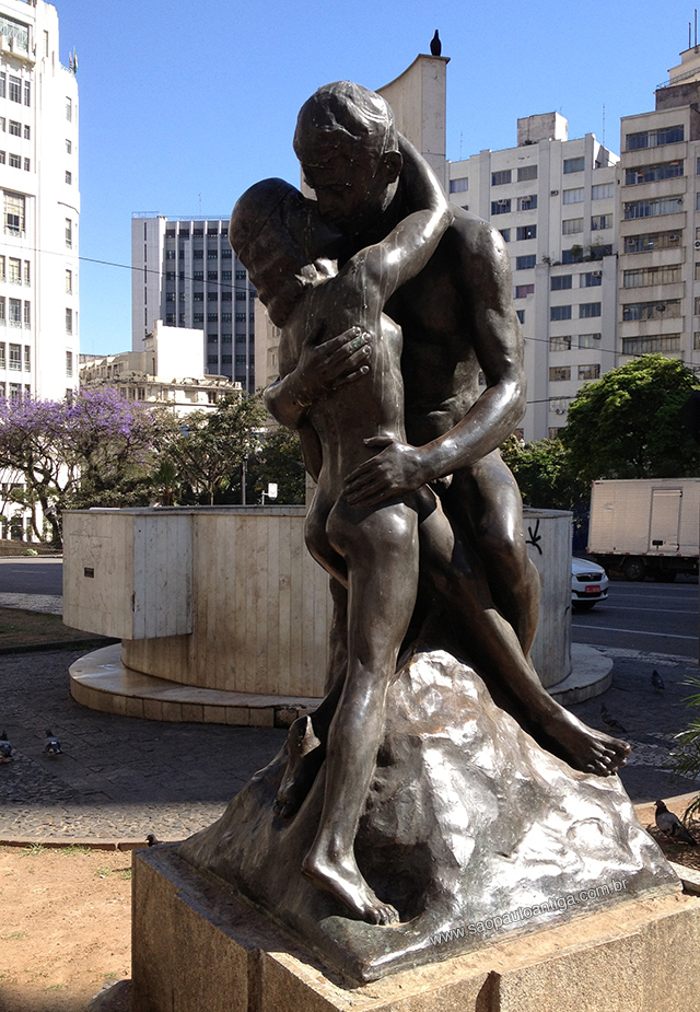 A escultura "Beijo Eterno: em seu local atual
