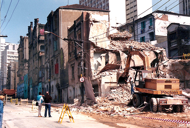 Escavadeira entra em ação na rua da Assembleia em 1987 (clique na foto para ampliar)
