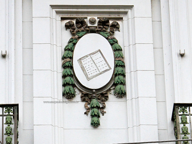 Detalhes da fachada preservados (clique na foto para ampliar)