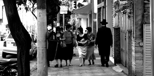 Judeus e coreanos em rua do Bom Retiro