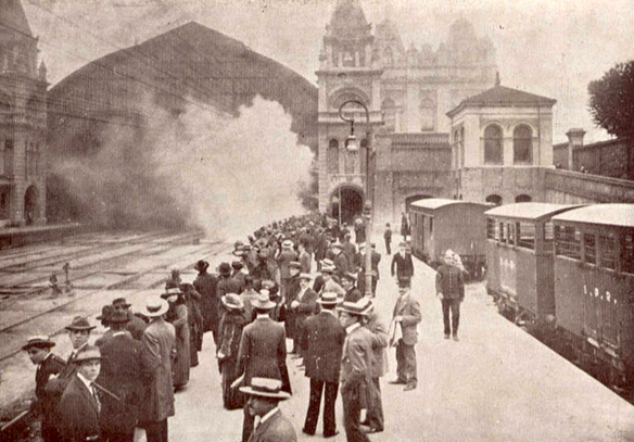 Paulistanos de chapéu na cabeça aguardam trem na Estação da Luz (1914)