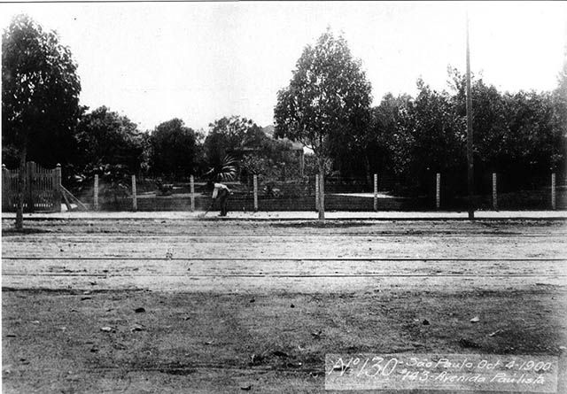Em 1900, a Avenida Paulista tinha um aspecto quase rural (clique na foto para ampliar)