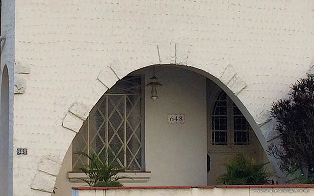 O arco na entrada principal da residência (clique na foto para ampliar).