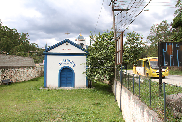 Ao lado da capela, a Estrada Juvenal Ponciano de Camargo (clique para ampliar)