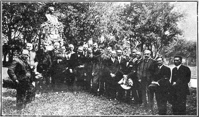 Colegas de faculdade de Celso Garcia, diante do monumento em 1925