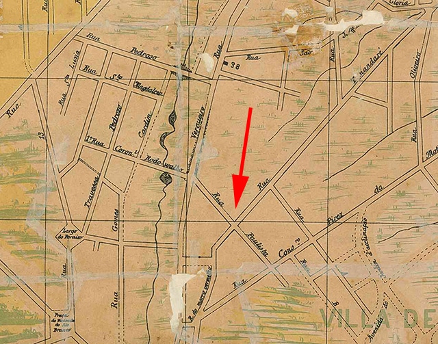 No mapa de 1895, a seta indica a localização da Rua Paulista 