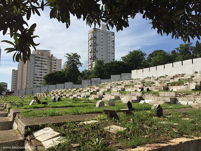 Parte baixa e mais nova do cemitério, na rua Nova dos Portugueses (clique para ampliar)